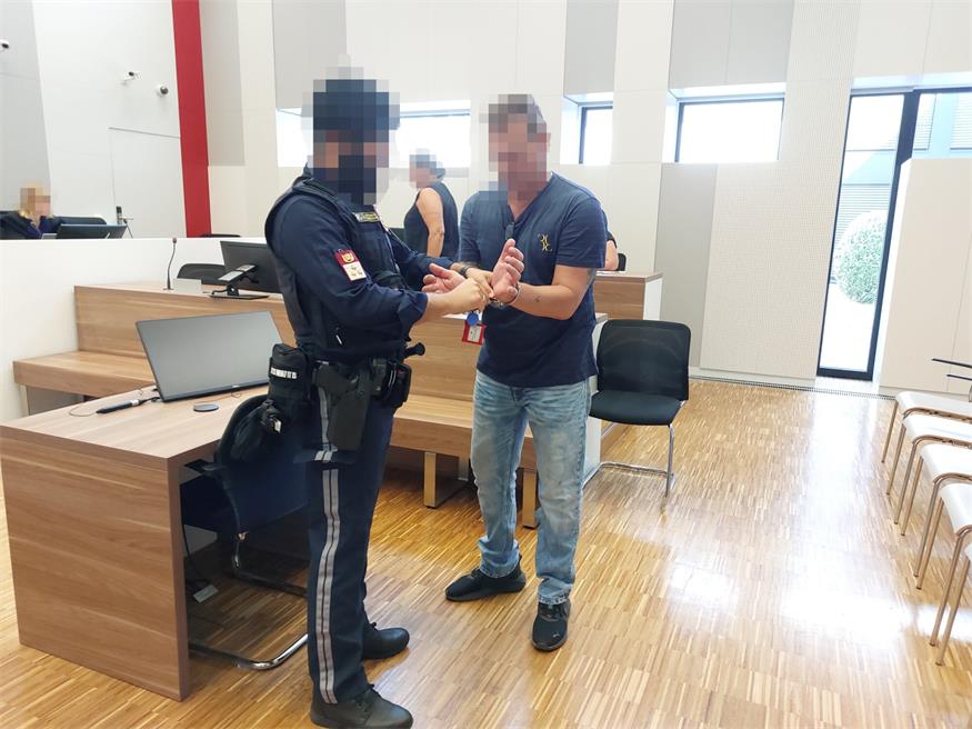 Aus der Untersuchungshaft wurde der Bankräuber in den Gerichtssaal gebracht.