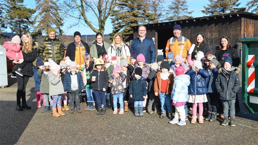 Ausflug. Im Zuge der Lernreihe "Müll richtig trennen" besuchten die Kindergartenkinder aus Schützen die Altstoffsammelstelle.