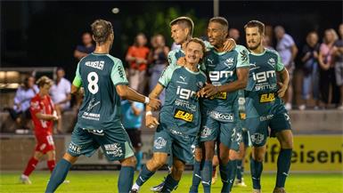 Ausgleich! Neusiedls Julian Millner (Mitte) schoss den NSC zum 2:2 gegen Neudorf/Parndorf Juniors und wurde von seinen Kollegen dementsprechend geherzt.