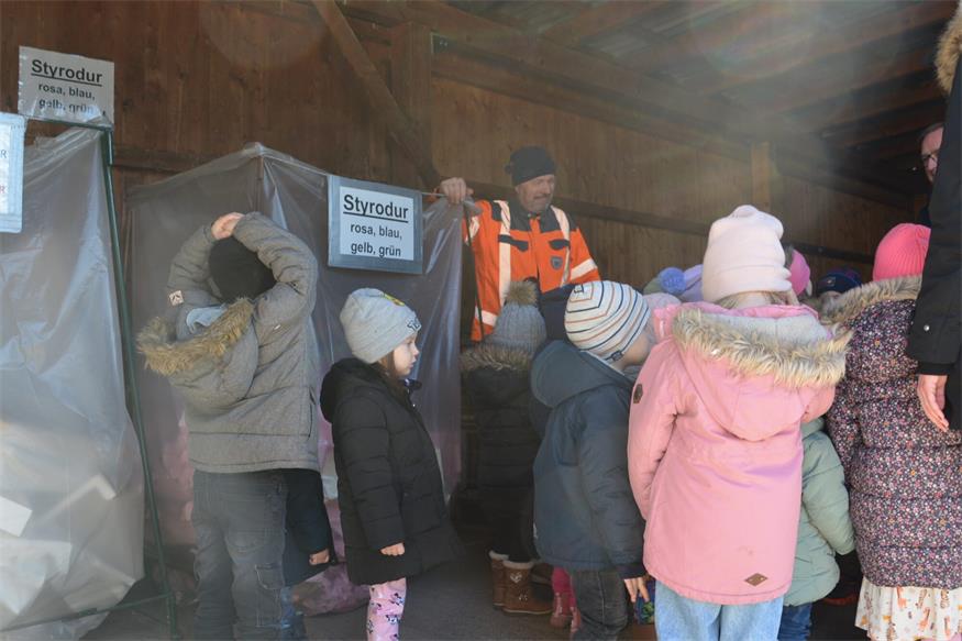Kindergarten besuchte Altstoffsammelstelle in Schützen