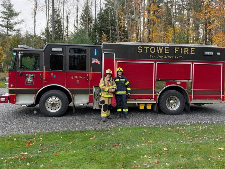 Austausch. Robin Fink (r.) von der Donnerskirchner Feuerwehr besuchte eine Feuerwache in Stowe (USA) und sprach unter anderem mit dem stellvertretenden Leiter der Feuerwehr Stowe Scott Reeves über die Uniformen der beiden Feuerwehren.