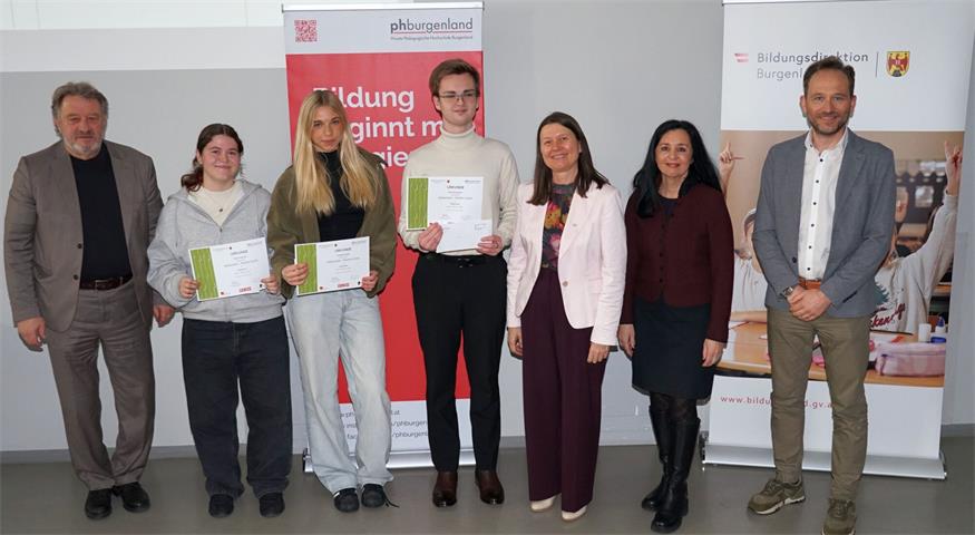 Auszeichnung in Italienisch: Alfred Lehner, Paula Hahofer (2. Platz, Wolfgarten), Siegerin Annalena Abel (BG/BRG/BORG Neusiedl am See), Paul Georgescu (3. Platz, BHAK Stegersbach), Sabine Weisz, Marianne Wagner und Wolfgang Kurz (v. l.).