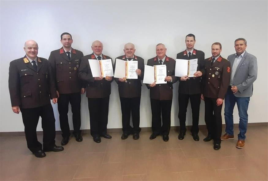 Auszeichnungen. Abschnittskommandant Josef Weber (l.), Kommandantstellvertreter Andreas Schlögl (2.v.l.), Kommandant Stefan Weber (2.v.r.) und Bürgermeister Ewald Bürger (r.) gratulierten Walter Weber, Robert Grosinger, Harald Niederl und Matthias Grosinger.