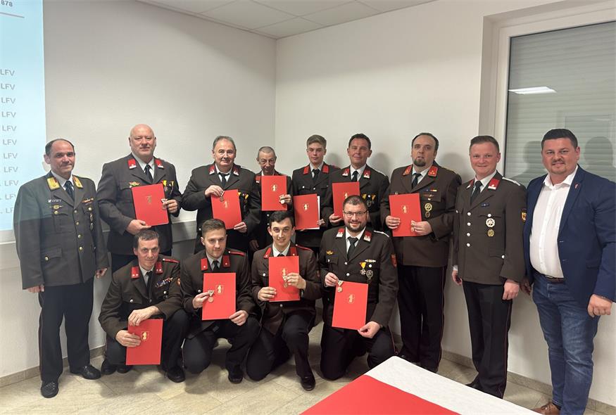 Auszeichnungen. Mit der Einsatzmedaille des Landesfeuerwehrverbandes wurden Jonas Baldauf, Benedikt Bierbauer, Josef Heszler, Josef Huber, Andreas, Johann und Johannes Kaufmann, Michael Mayer, Gerhard und Stefan Popp sowie Hans Georg Stifter ausgezeichnet. Abschnittskommandant Reinhold Stifter, Bürgermeister Michael Kefeder und Vize Christoph Frühstück gratulierten.