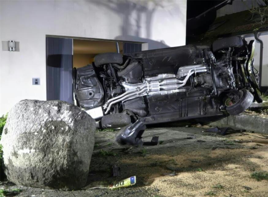 Auto flog nach Überschlag gegen Haus und Garage