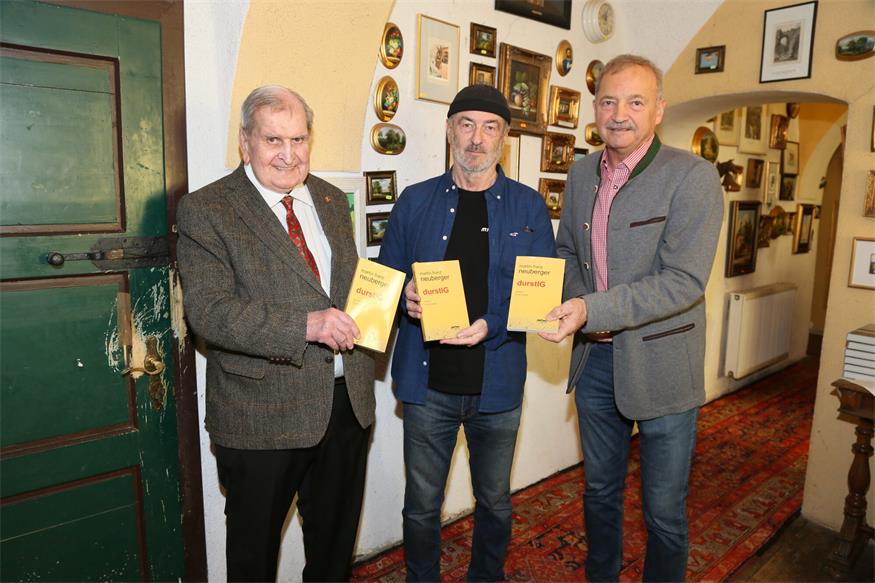 Autor Martin Franz Neuberger (Mitte) mit Verleger Gerhard Egermann und Werner Falb-Meixner