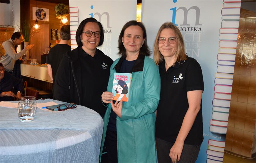 Autorin Andrea Kerstinger mit Bianca Luxl und Katharina Grainer von der Zweisprachigen Bibliothek Kroatisch Minihof.