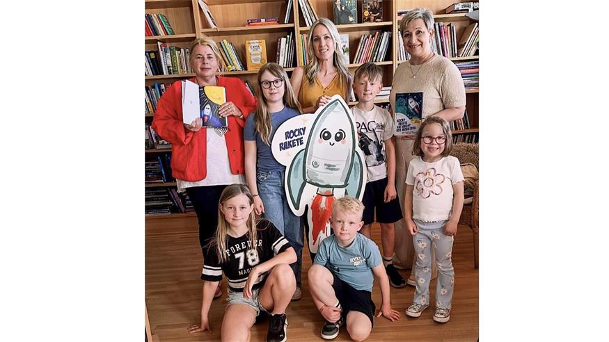 Autorin Iris Schachinger-Koller (M.) mit Stadtbücherei-Leiterin Bettina Steiger-Grimmer (l.) und Bürgermeisterin Claudia Schlager mit jungen Gästen bei der Buchpräsentation.