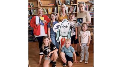 Autorin Iris Schachinger-Koller (M.) mit Stadtbücherei-Leiterin Bettina Steiger-Grimmer (l.) und Bürgermeisterin Claudia Schlager mit jungen Gästen bei der Buchpräsentation.