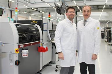 BECOM Electronics-Geschäftsführer und Eigentümer Roman Bock (r.) zeigte Landesrat Leonhard Schneemann den Betrieb.