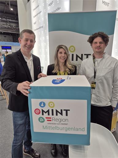 BUZ-Geschäftsführer Christian Vlasich im Einsatz auf der BeSt in Wien mit BeST Messeleiterin Kerstin Jerson vom Bundesministerium für Bildung.