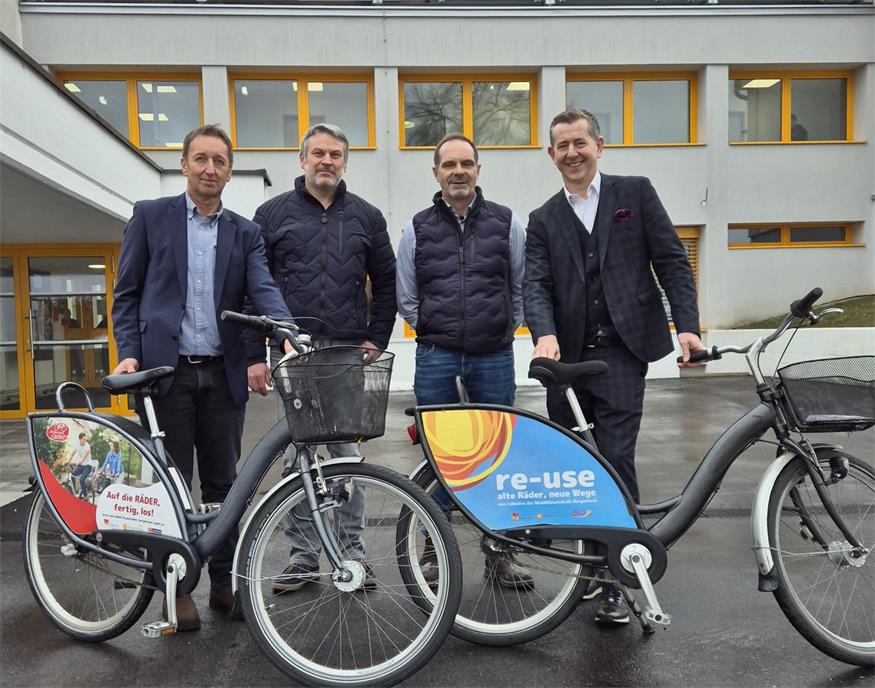 BUZ-Geschäftsführer Christian Vlasich (rechts außen) übergab fünf wiederaufbereitete Fahrräder aus der BUZ-Re-Use-Werkstätte an Martin Swoboda (links außen), Leiter des Klimaschutz-Ausbildungszentrums Waldviertel. Die Fahrräder stehen den Teilnehmerinnen und Teilnehmern künftig kostenlos für klimafreundliche Wege rund um den Ausbildungsstandort Sigmundsherberg zur Verfügung. Mitam Bild (v.l.) David Kappel, Bereichsleiter Metall BUZ und Matthias Weber, Bereichsleiter IKT BUZ.
