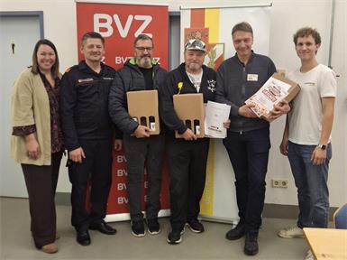 BVZ-Anzeigenleiterin Christina Wiednig, Feuerwehrkommandant Wilfried Richter, Robert Glavanitsch, Toni Gradwohl, Gerald Gollubics und Gerhard Garstenauer bei der Siegerehrung.
