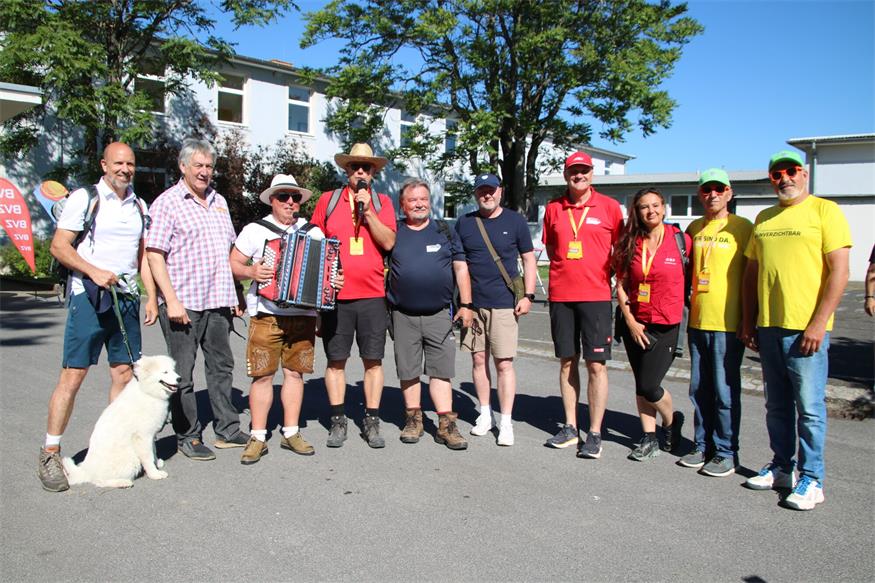 BVZ-Chef Markus Stefanitsch, Tourismusvereinsobmann Christian Gradwohl, Stimmungsmusikant Karl Reinfeld, Michael Pimiskern, Tourguide Heribert Zistler, Vizebürgermeister Jürgen Hofer, ORF-Landesdirektor Werner Herics, ORF-Programmchefin Ursula Hofmeister sowie Hannes Steiger und Paul Deutsch.  