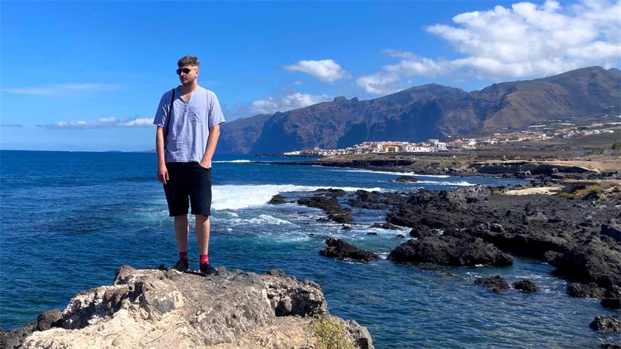 BVZ Chef vom Tag und Kolumnist Peter Wagentristl hier nicht von seiner Schokoladenseite, die ist nämlich hinter der Kamera. Dafür ist die Kulisse am Meer in Teneriffa umso schöner.