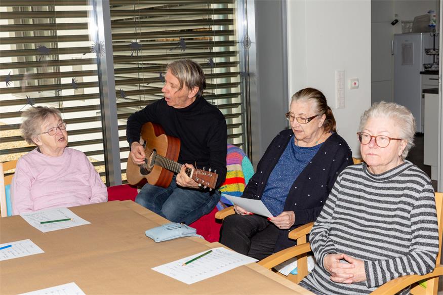 BVZ Süd Leiter Bertie Unger ist Musiker, spielte zum Tanz auf und sang mit den Bewohner:innen. Mit bekannte Melodien wurden sofort Erinnerungen geweckt. 