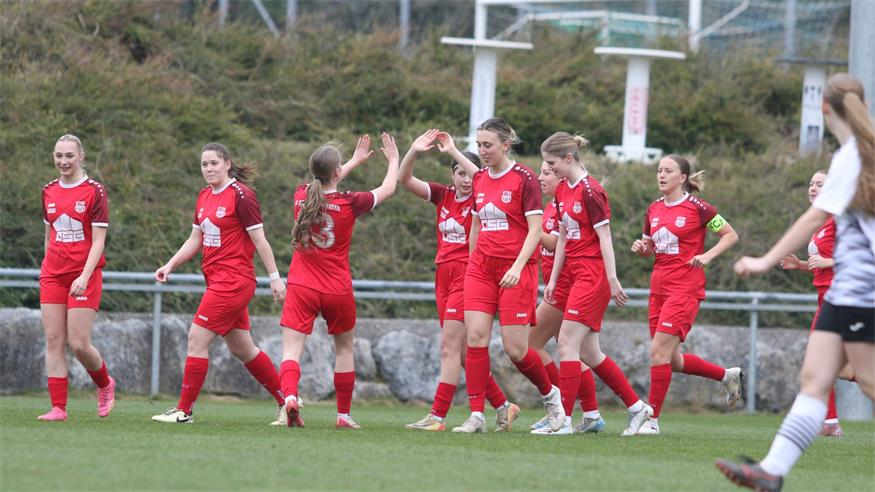 Bad Sauerbrunns Frauen bejubelten einen klaren 10:0-Heimsieg gegen Sigleß. 