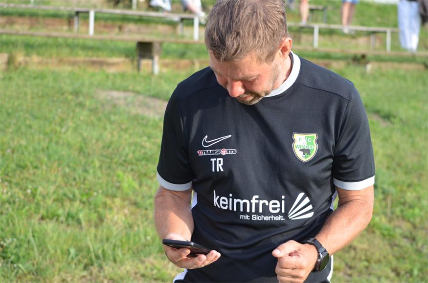 Banger Blick aufs Handy. Windens Co-Trainer Markus „Max“ Huszar verfolgte ständig den Live-Ticker der Partien in der Burgenlandliga. 