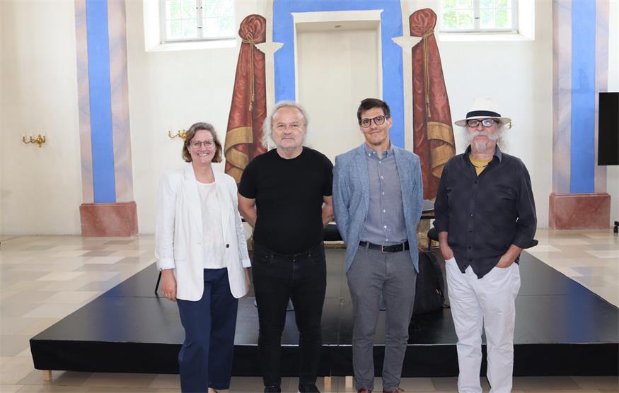 Barbara Buchinger, Siegmund Kleinl, Lukas Pallitsch und Peter Wagner vor dem Gespräch in der ehemaligen Synagoge Kobersdorf.