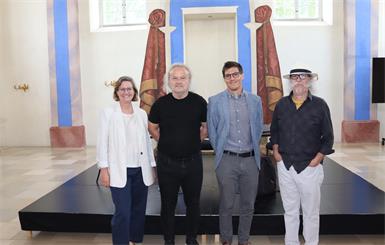 Barbara Buchinger, Siegmund Kleinl, Lukas Pallitsch und Peter Wagner vor dem Gespräch in der ehemaligen Synagoge Kobersdorf.