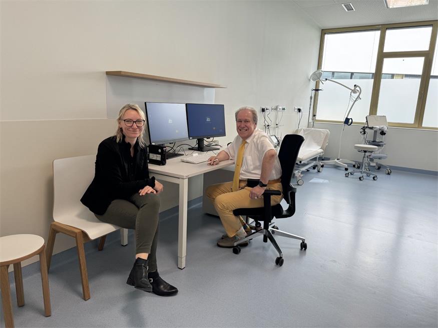 Barbara Halper (Direktorin für Prozess- und Projektmanagement der Gesundheit Burgenland) mit Arzt und Koordinator Hannes Leirer. 
