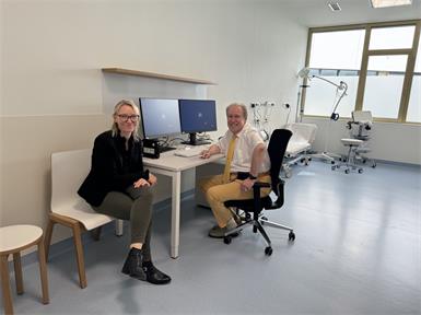 Barbara Halper (Direktorin für Prozess- und Projektmanagement der Gesundheit Burgenland) mit Arzt und Koordinator Hannes Leirer. 