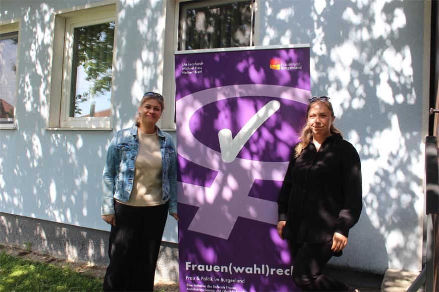 Barbara Landauer und Vizebürgermeisterin Stefanie Kautz sorgten für eine gelungene Muttertagsfeier im Rahmen der Ausstellung „Frauen(wahl)recht“.