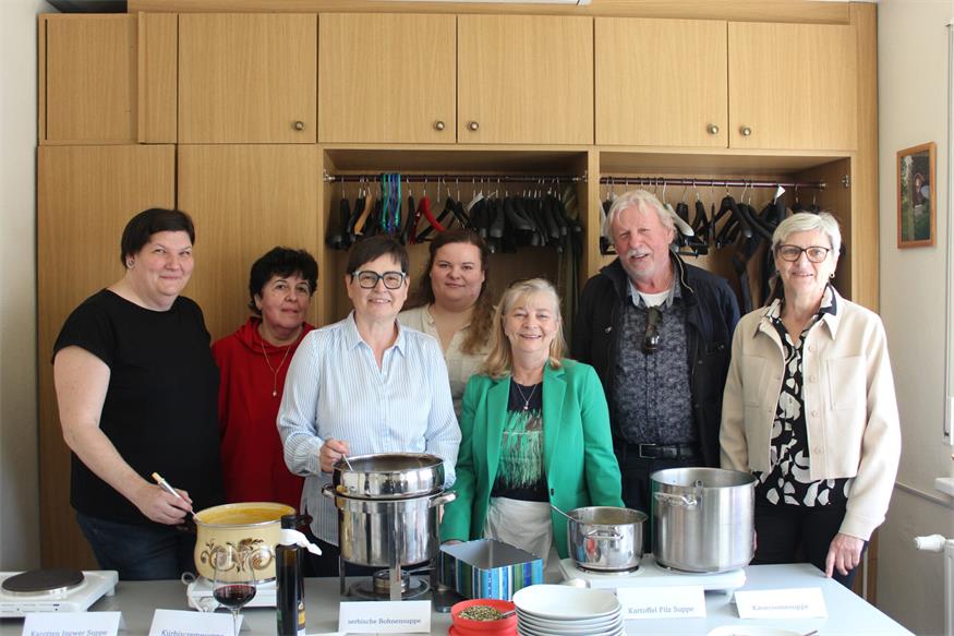 Barbara Wukovits, Sabine Bozecski, Anita Wukovits, Natalie Sebestyen, Manuela Gauster, Helmut Sturm und Karin Koth am Suppenbuffet.