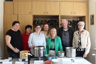 Barbara Wukovits, Sabine Bozecski, Anita Wukovits, Natalie Sebestyen, Manuela Gauster, Helmut Sturm und Karin Koth am Suppenbuffet.