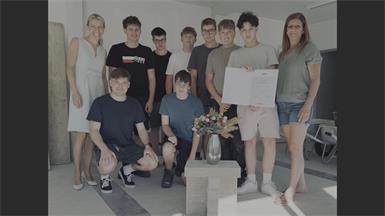 Bauinnungsgeschäftsführerin Katrin Sagmeister überbrachte der Schule eine Urkunde.