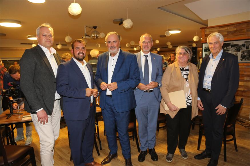Baumeister Ing. Christian Hofstädter, Projektleiter für den Klinikbau, Golser Bürgermeister LAbg. Kilian Brandstätter, Landeshauptmann Hans Peter Doskozil, Mag. Franz Öller, MBA, MPH, kaufmännischer Geschäftsführer der Gesundheit Burgenland, Bausachverständige Ing.in Hannelore Ursula Horak und Univ.-Prof. Dr. Stephan Kriwanek, medizinischer Geschäftsführer Gesundheit Burgenland