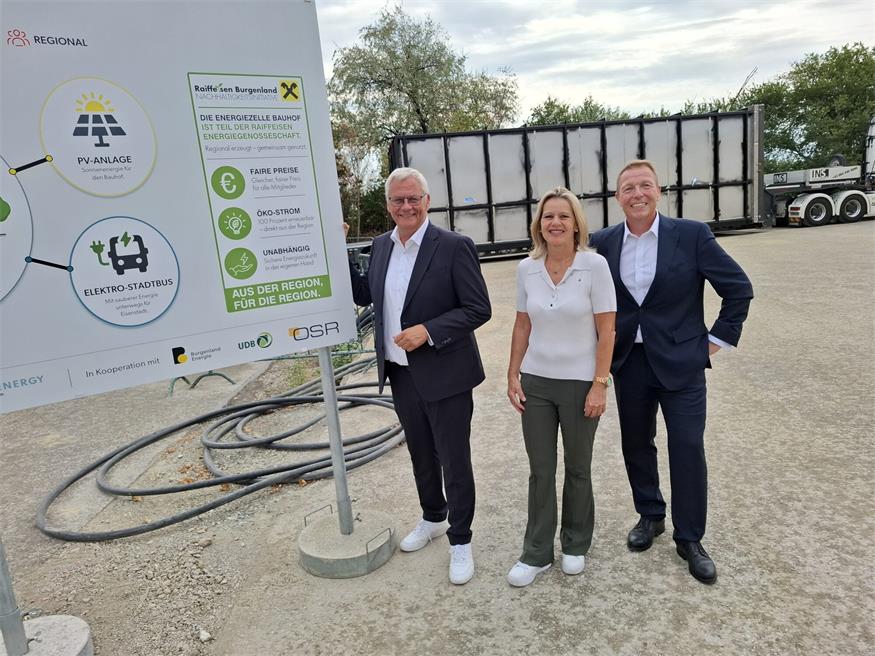 Baustart am Bauhof (v.l.): Bürgermeister Thomas Steiner, die stellvertretende Generaldirektorin der Raiffeisenlandesbank, Eva Fugger, und Georg Greutter von „waste2energy“.