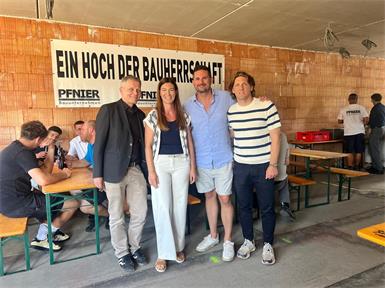 Bauunternehmer Frank Pfnier, Denise Steiner (Projektleitung), Thomas Brauneder (Geschäftsführung The Lagoon Immobilen) und Hans-Joachim Werfring (Bauherr) bei der Feier.
