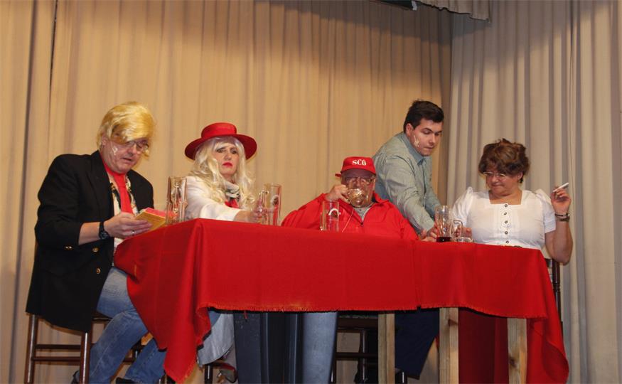 Beatrix Fischer Pochtlers (r.) Lieblingsrolle war jene im Stück „Beim Heurigen“ an der Seite von Dolfi Schnucker als burgenländisches Ehepaar, das beim Heurigen auf zwei Amerikaner – gespielt von Werner und Doris Hosiner trifft. Sie stand aber auch schon in vielen anderen Rollen auf der Bühne und sogar vor der Fernsehkamera.