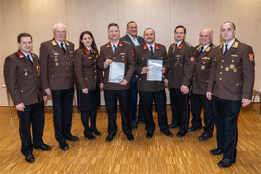 Beförderungen. Rene Goldberg (4.v.r.) wurde zum Oberlöschmeister, Martin Geldner (4.v.l.) zum Brandmeister befördert. Vizebürgermeister Stefan Guczogi, Ehrenkommandant Jim Aumüllner, Kommandantstellvertreterin Katharina Baumgartner, Bürgermeister Manfrd Schmidt, Kommandant Christian Laminger, Ehrenabschnittsbrandinspektor Otmar Kuzmits und Abschnittskommandant Andreas Kuzmits gratulierten. 