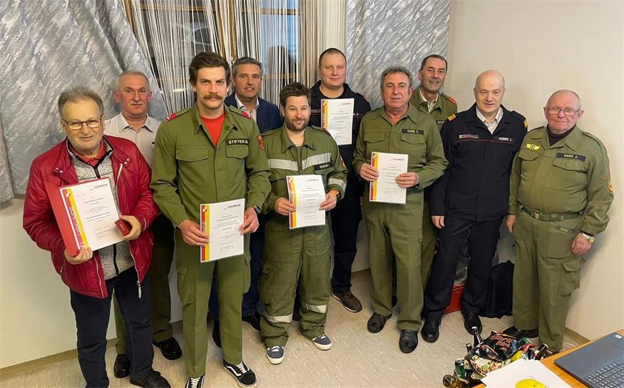 Beförderungen und Auszeichnungen. Josef Renner sen., Kommandant Kurt Kappel, Martin Stifter, Bürgermeister Ewald Bürger, Manfred Renner, Josef Renner jun., Ortsvorsteher und scheidender Gerätewart für Funk Franz Kainz, Kommandantstellvertreter Johann Hauser, Abschnittsfeuerwehrkommandant Josef Weber und Ehrenabschnittsfeuerwehrkommandant Johann Kainz.