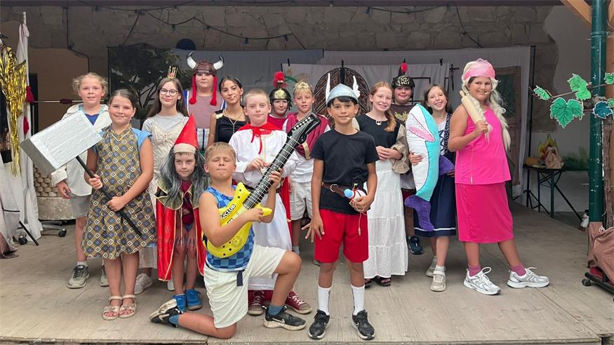 Begabt. Spaß, Talent, Freude am Spielen: Das und noch mehr bewiesen die "Schützener Bühnenfrösche" rund um Nicola Palheim wieder bei der Uraufführung ihres Stücks "Asterix in Gschiassezia" und begeisterten wieder das Publikum.