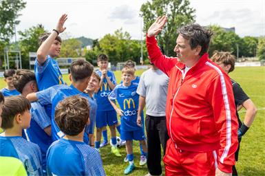 Begegnungen, die inspirieren. Andi Herzog im direkten Austausch mit dem Fußballnachwuchs.