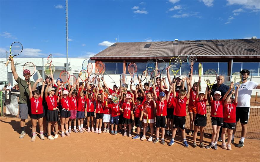 Begeisterte Kinder beim diesjährigen Abschlussfest des Kinder-Tennis-Kurses.