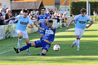 Behauptet! Erik Bardics (liegend) stürmte am Sonntag mit Eberau zurück an die Tabellenspitze, bezwang Rotenturm 2:0.