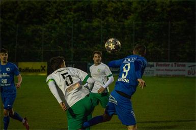 Bei Derby in Klingenbach kämpften Jonas Ivancsits (l.) und der Leithaprodersdorfer Angreifer Noel Kustor um jeden Ball