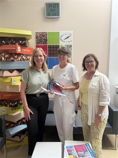 Bei Ritter Sport (v.l.n.r.) Leonore Gewessler, Ritter Sport-Werksleiterin Anna-Maria Hess und Margit Paul-Kientzl.