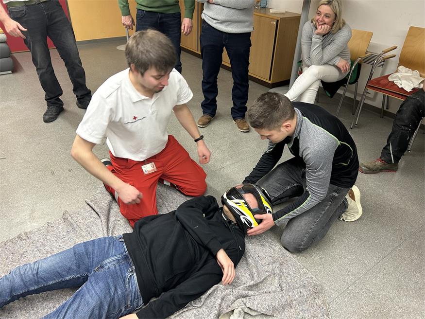 Bei Verkehrsunfällen sind Feuerwehrleute oft die ersten Helfer vor Ort. Die Schulung bereitete sie auf diese Situation vor.