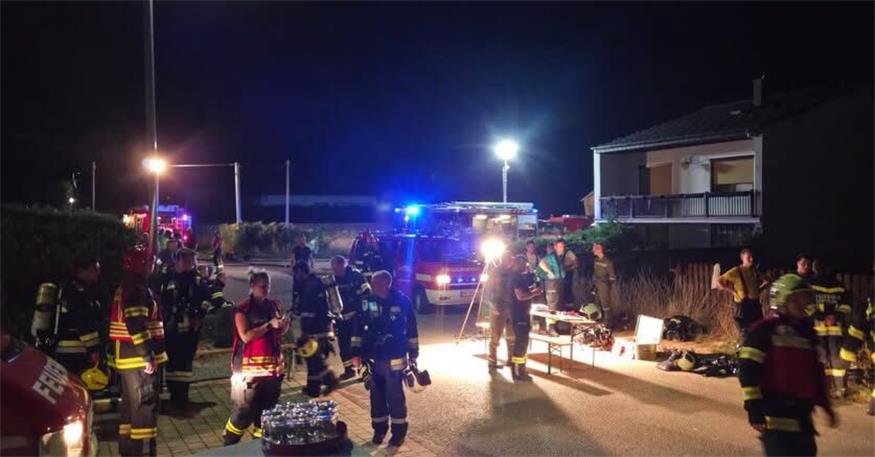 Bei dem Kellerbrand in einem Wohngebäude waren am 30. August 2026 zahlreiche Einsatzkräfte gefordert. 