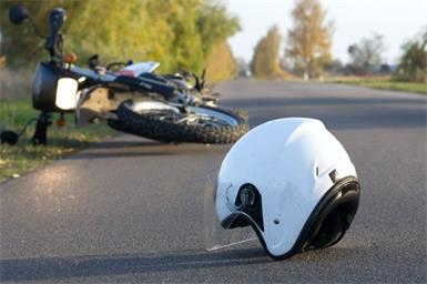 Bei dem Unfall auf der B57 in Güssing wurden der Motorradlenker und seine Gattin verletzt.