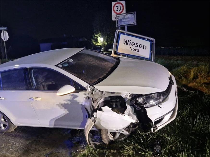 Bei dem Unfall kam auch die Ortstafel "Wiesen Nord" zu Schaden.