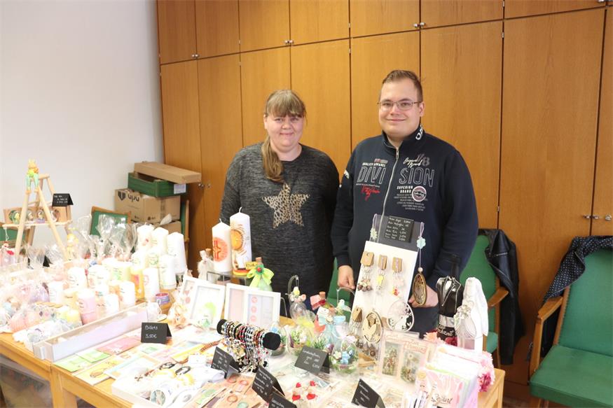 Bei den beiden Pfarrgemeinderäten Bianca Kern und Florian Brandl gab es viel Selbstgemachtes, von Kerzen über Schmuck, Billetts bis hin zu Osterdekoration.