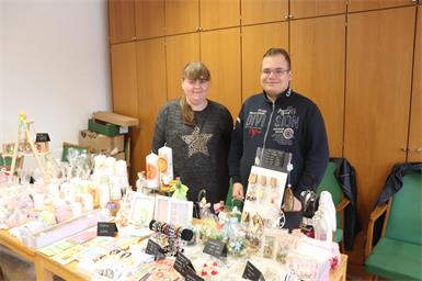 Bei den beiden Pfarrgemeinderäten Bianca Kern und Florian Brandl gab es viel Selbstgemachtes, von Kerzen über Schmuck, Billetts bis hin zu Osterdekoration.