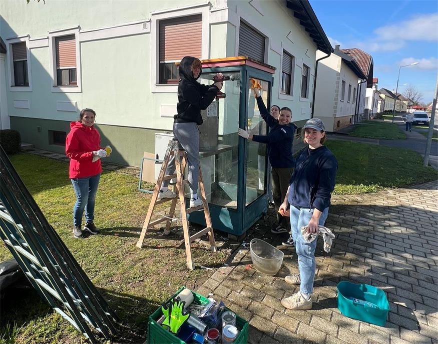Bei der Arbeit. Die Jugendlichen aus Strebersdorf. 