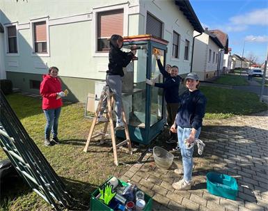 Bei der Arbeit. Die Jugendlichen aus Strebersdorf. 